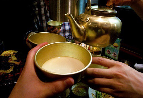 Rượu gạo makgeolli loại đồ uống không thể bỏ qua cho mùa hè 